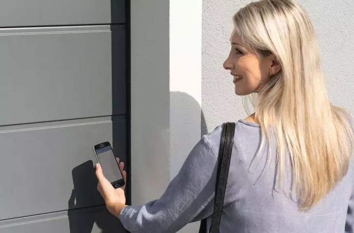 With the BlueSecur app, it is possible to operate the gate using a smartphone
