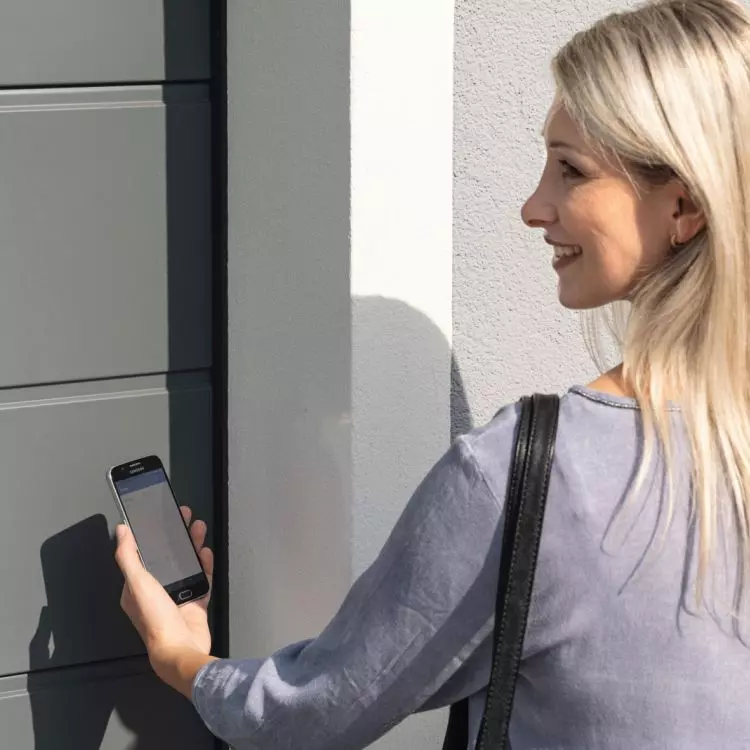 With the BlueSecur app, it is possible to operate the gate using a smartphone