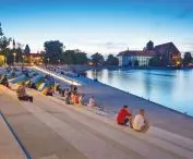 miasto zapatrzone w wodę, najbardziej „rzeczna” polska metropolia; tu widziana z bulwaru Dunikowskiego