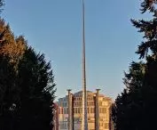 Hala Stulecia, obiekt UNESCO, z iglicą i okolicą — tuż obok jest zoo z Afrykarium, no są we Wrocławiu przestrzenie mocy…