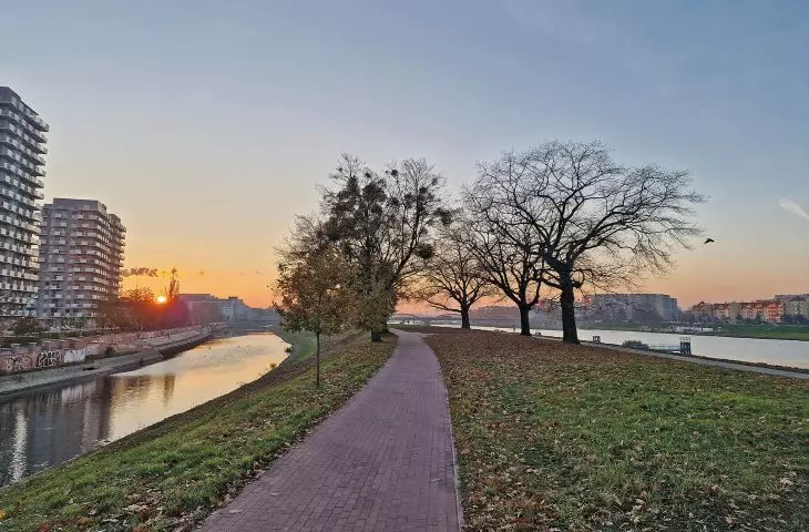 ścieżka rowerowa, kilometrami biegnąca wzdłuż rzeki, takie rzeczy tylko we Wro; rower to przepustka do tego miasta