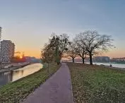 ścieżka rowerowa, kilometrami biegnąca wzdłuż rzeki, takie rzeczy tylko we Wro; rower to przepustka do tego miasta