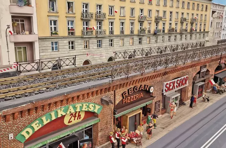Kolejkowo to niezwykle interesująca makieta Wrocławia i Dolnego Śląska, pełna spostrzeżeń, żartów i dygresji pozwalających głębiej wgryźć się w miasto i jego okolice; 