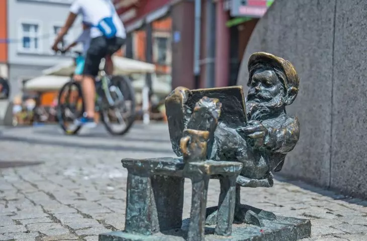  Wroclaw, inhabited by a million people and a thousand dwarves, is best enjoyed from a bicycle