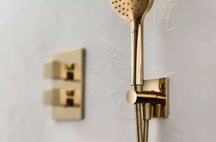 Set with shower handset in gold color