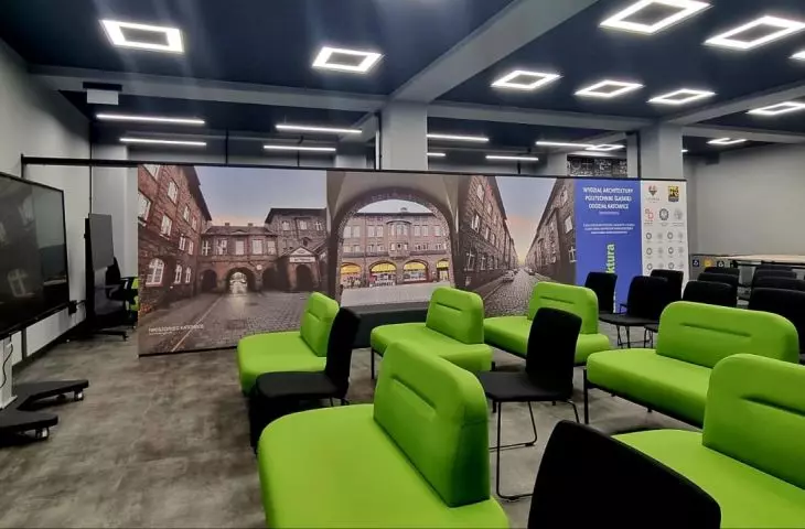 Nowoczesna sala z tablicami multimedialnymi