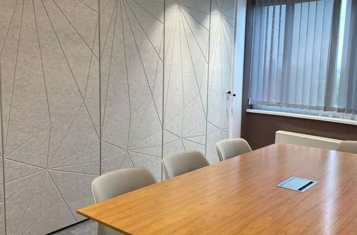 Sliding wall in a conference room, realization by Muraspec