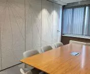 Sliding wall in a conference room, realization by Muraspec