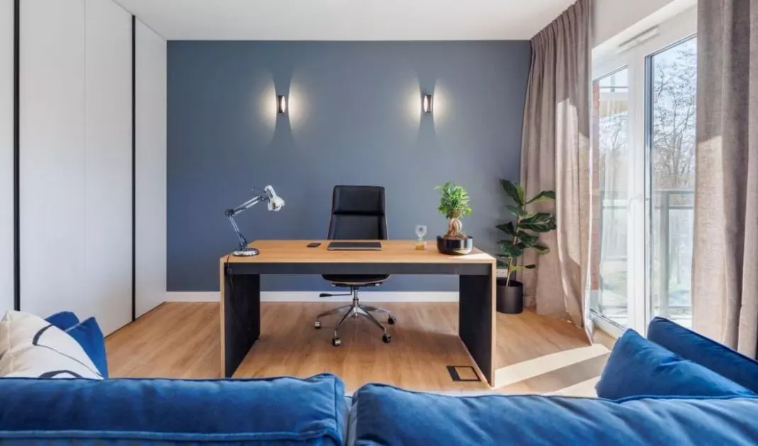 Gabinet z granatową ścianą 