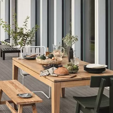 Choose an interesting color of varnish to create an original arrangement 