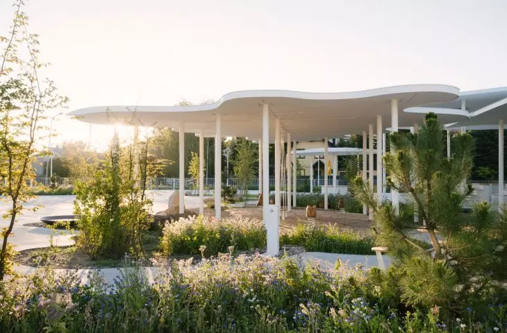 organiczna forma dachu wyróżnia ogród zabaw dla dzieci