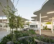 zgodnie z założeniami architektki, targowisko z czasem stanie się naturalistycznym, lekko dzikim parkiem