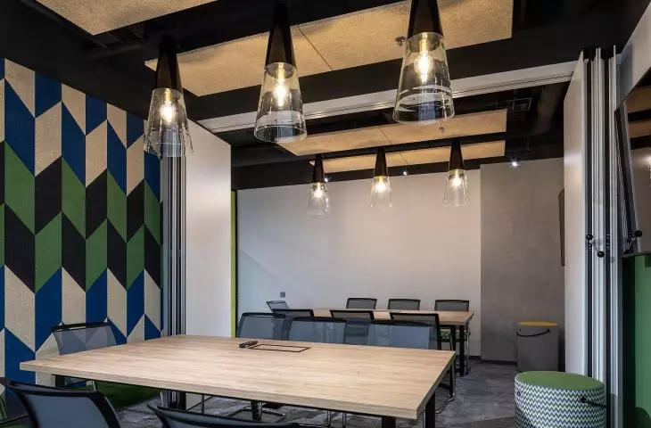 Combining ceiling elements with wall panels from the HERADESIGN Creative line.
