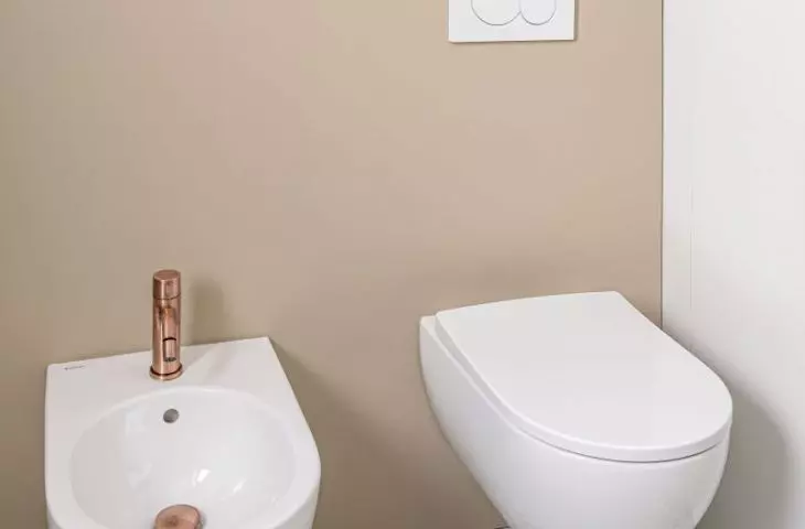In the children's bathroom, the architect used terazzo cladding
