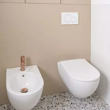 In the children's bathroom, the architect used terazzo cladding