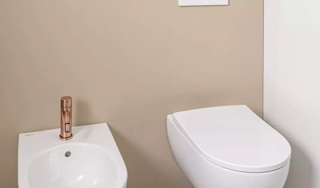 In the children's bathroom, the architect used terazzo cladding