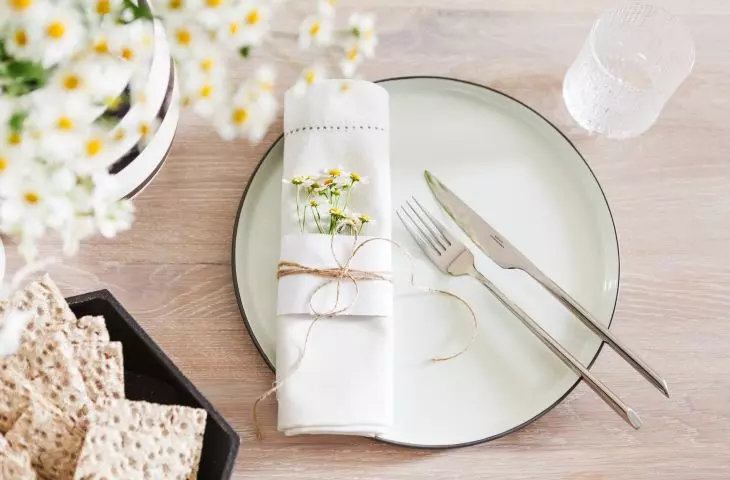 Aromatic chamomile will beautifully decorate the tableware