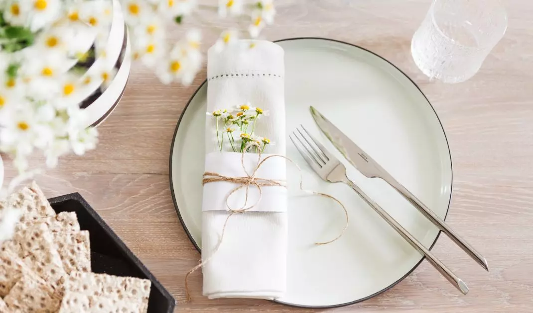 Aromatic chamomile will beautifully decorate the tableware