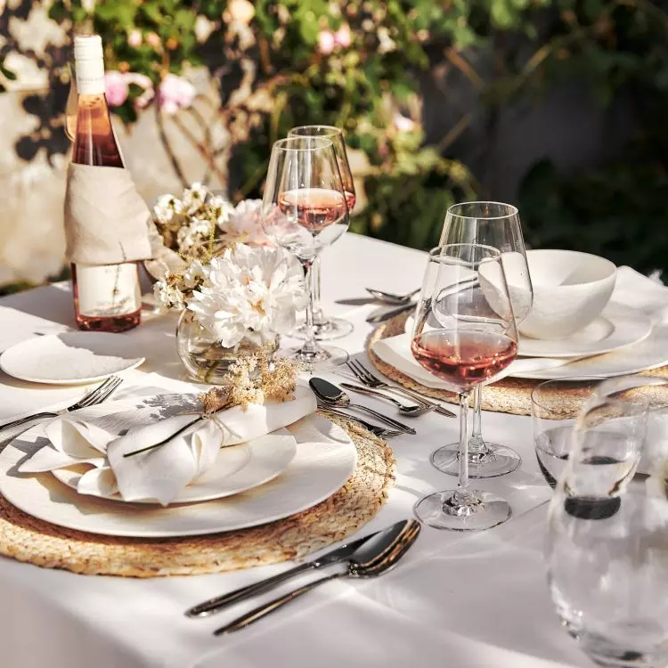 Flowers will be the perfect decoration for your Easter table