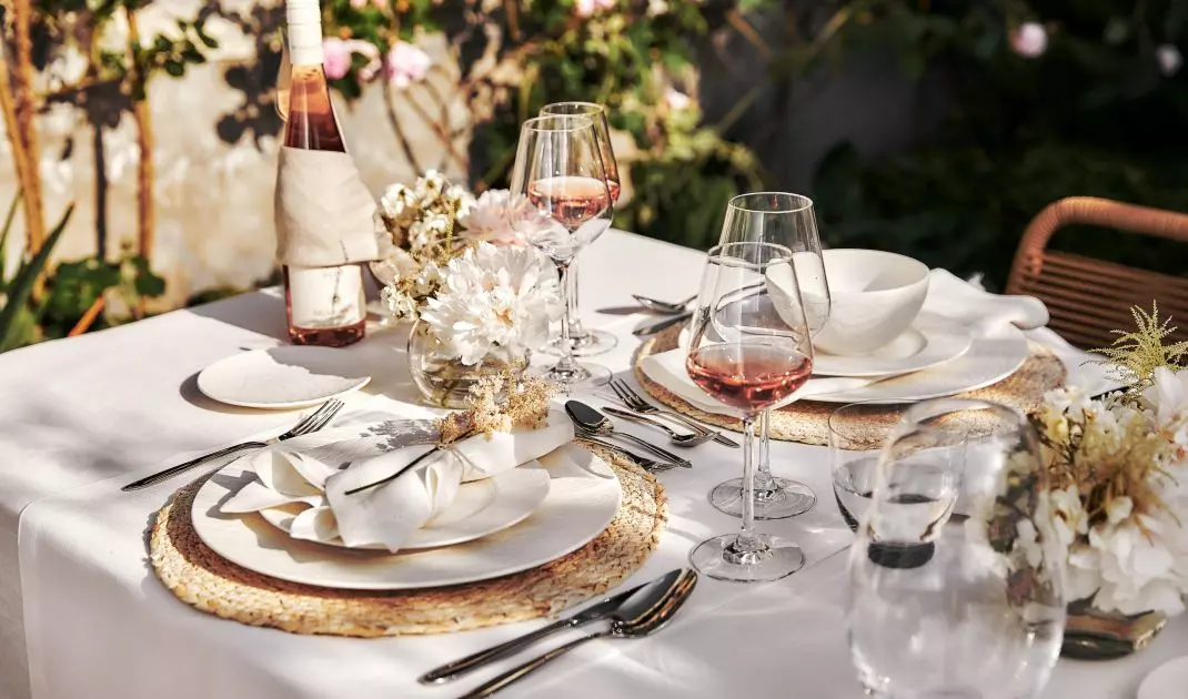 Flowers will be the perfect decoration for your Easter table