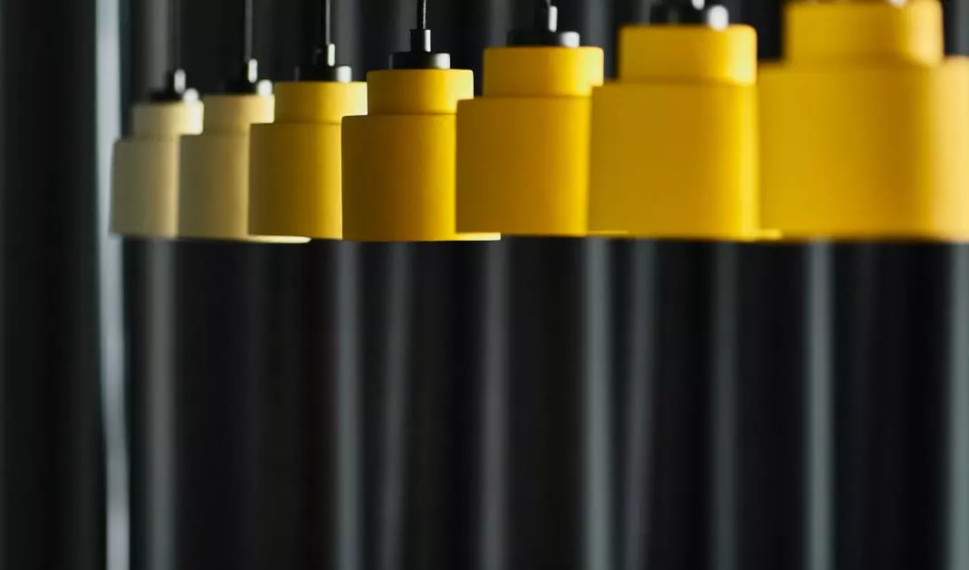 Żółte lampy kontrastują z ciemnym tłem