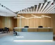 Pionowe panele Baffle w biurze słowackiej firmy LUCRON Development w Bratysławie