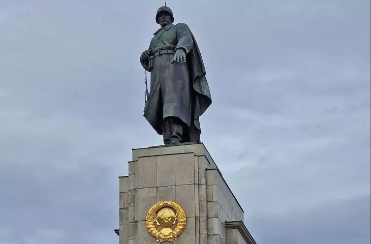 w samym centrum Berlina wciąż stoi na warcie ruski sołdat i czuwa