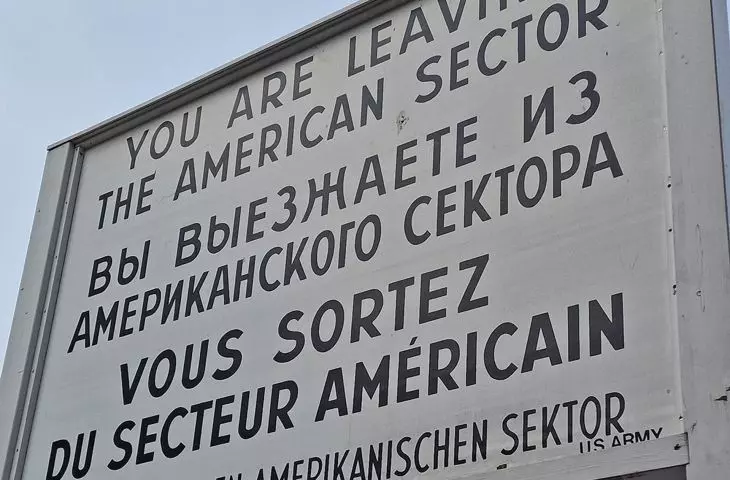 Checkpoint Charlie to kultowe miejsce, zwykle zresztą mocno zatłoczone