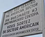 Checkpoint Charlie to kultowe miejsce, zwykle zresztą mocno zatłoczone