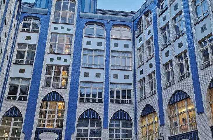 glazurowy zawrót głowy — Die Hackeschen Höfe w dzielnicy Mitte: robi wspaniałe wrażenie, to chyba najlepsza architektonicznie rzecz w całym Berlinie, proj.: Kurt Berndt