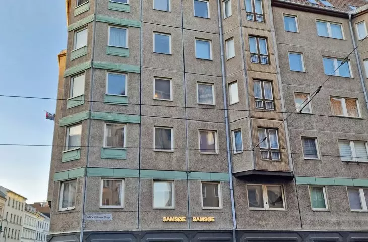 dość elegancka wersja bloku z wielkiej płyty; ciekawie wschodni Berlin obrabia sentymenty za DDR, to niemiecka wersja naszych PRL-owskich fascynacji