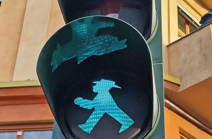 kultowy NRD-owski Ampelmännchen, w skrócie Ampelmann, proj.: Karl Peglau