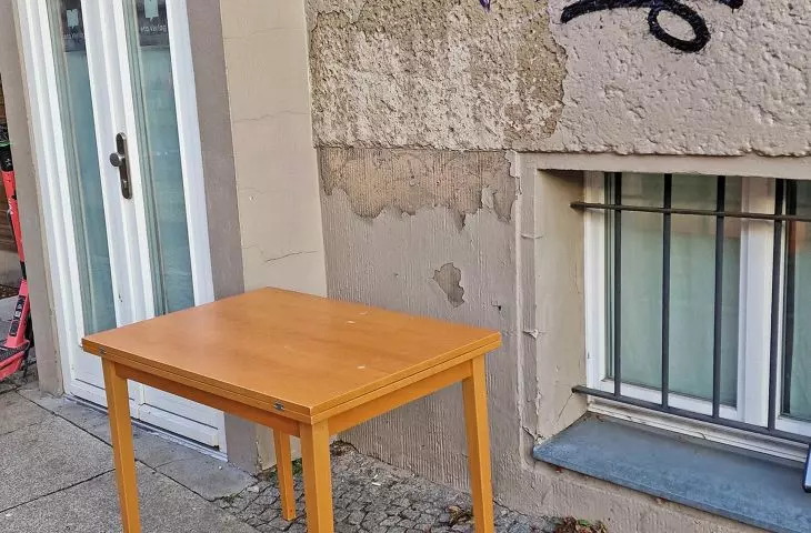 porzucanie starych mebli na ulicy to powszechny obyczaj… gdzie ten słynny niemiecki Ordnung?