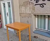 porzucanie starych mebli na ulicy to powszechny obyczaj… gdzie ten słynny niemiecki Ordnung?