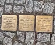 wmurowane w chodnik — tak wspominane są tragedie mieszkańców konkretnych budynków, którzy trafili do obozów koncentracyjnych