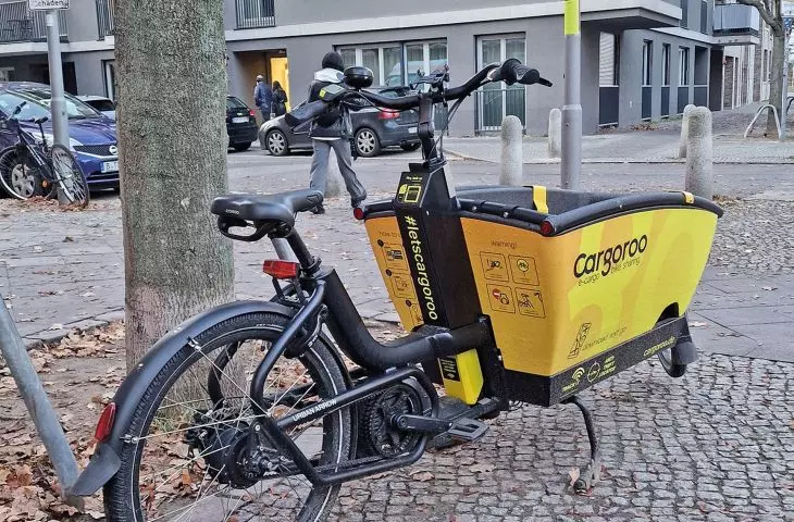 kultura rowerowa jest zaawansowana, można z ulicy wynająć rower cargo — mieszkańcy Berlina pedałują całorocznie, niezależnie od pogody