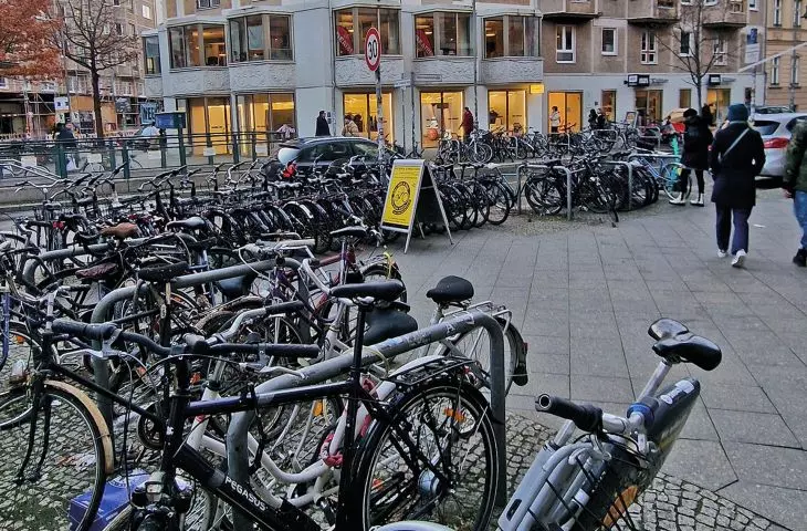kultura rowerowa jest zaawansowana, można z ulicy wynająć rower cargo — mieszkańcy Berlina pedałują całorocznie, niezależnie od pogody