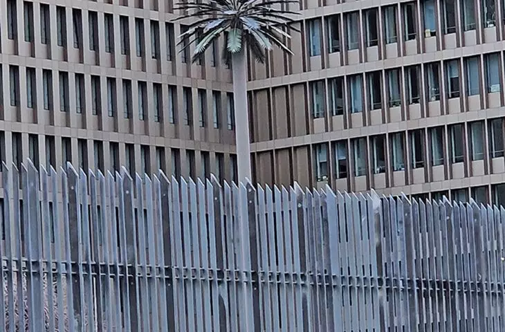 współczesna architektura fajnie rzeźbi Berlin — bywa z tym różnie, odpycha mnie betonowa palma przed siedzibą niemieckiego wywiadu BND (proj.: Kleihues+Kleihues) 