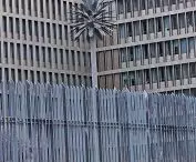 współczesna architektura fajnie rzeźbi Berlin — bywa z tym różnie, odpycha mnie betonowa palma przed siedzibą niemieckiego wywiadu BND (proj.: Kleihues+Kleihues) 