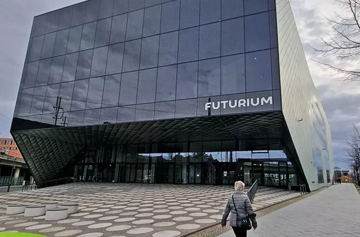 współczesna architektura fajnie rzeźbi Berlin — muzeum Futurium (proj.: Richter Musikowski, Juca)