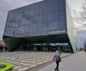 współczesna architektura fajnie rzeźbi Berlin — muzeum Futurium (proj.: Richter Musikowski, Juca)