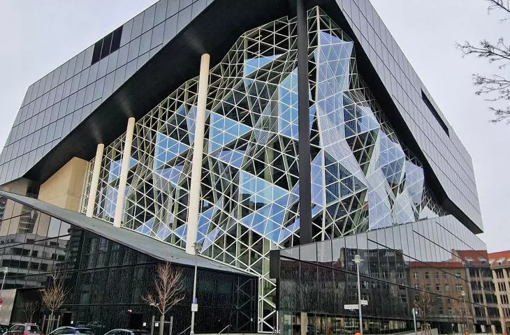 współczesna architektura fajnie rzeźbi Berlin — podoba mi się siedziba koncernu wydawniczego Axel Springer (proj.: OMA)