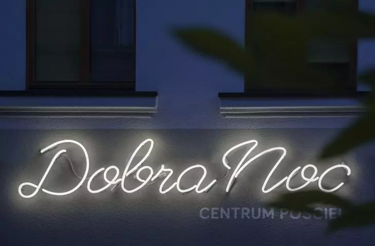 neon w centrum pościeli