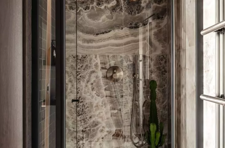 The bathroom uses richly textured tiles