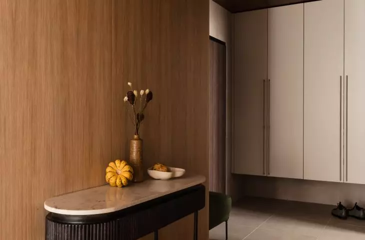 Minimalist finishing of the corridor
