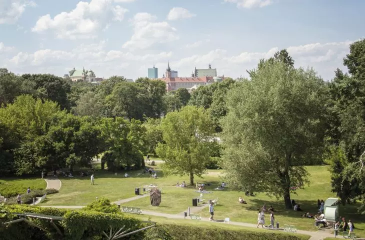 wypełniony drzewami ogród Biblioteki Uniwersyteckiej w Warszawie jest miejscem często odwiedzanym zarówno przez mieszkańców, jak i turystów