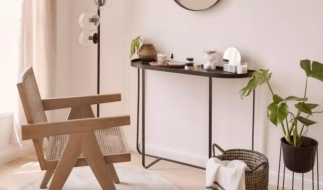 Minimalist dressing table