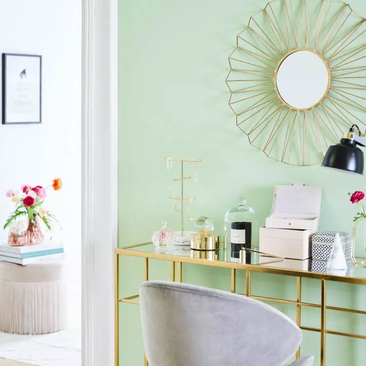 Toilette in glamour style