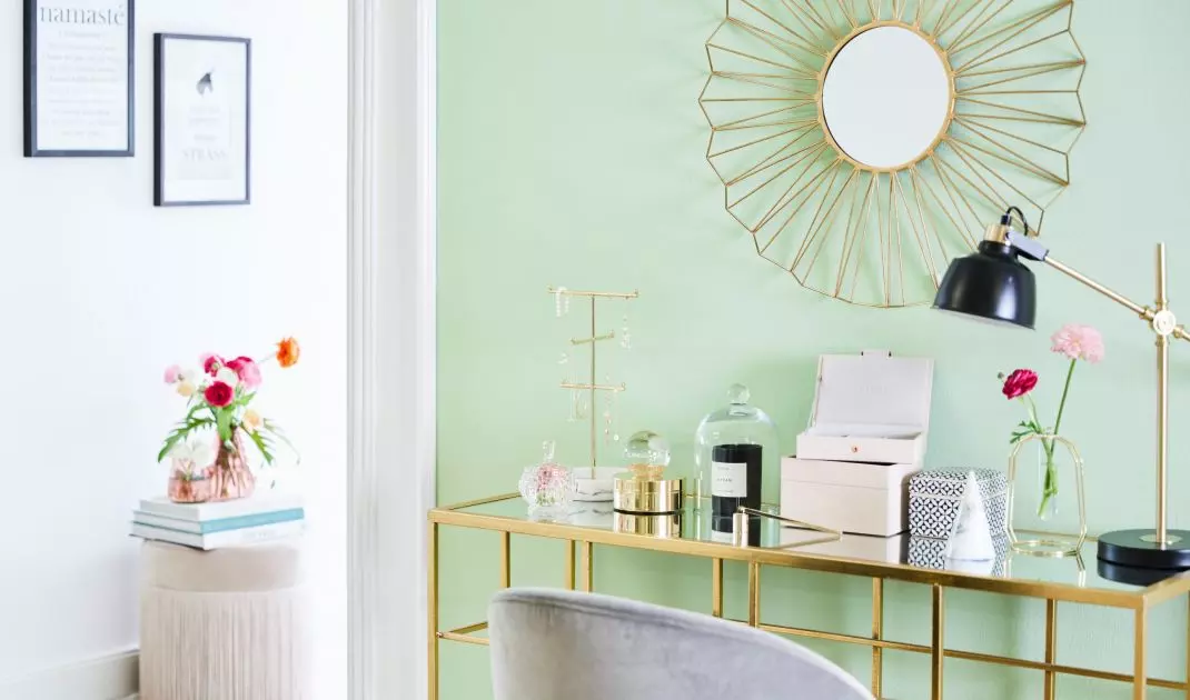 Toilette in glamour style