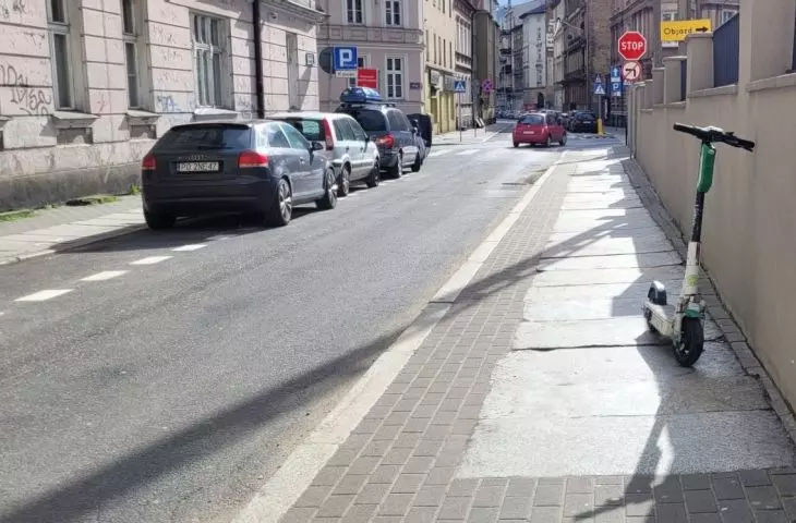 Hulajnogi są duzym problemem na wąskich chodnikach